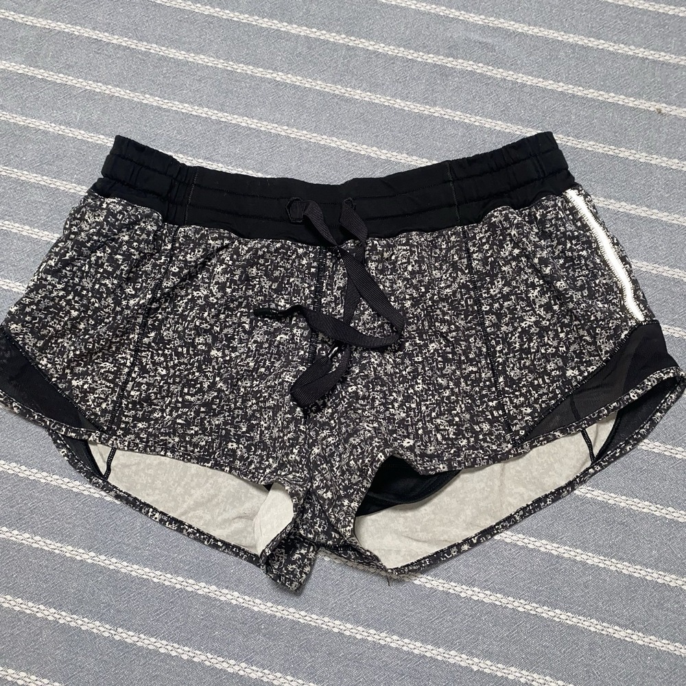 Lululemon Hotty Hot Grey Black Womens Size 4 Shorts Lined 2.5"
